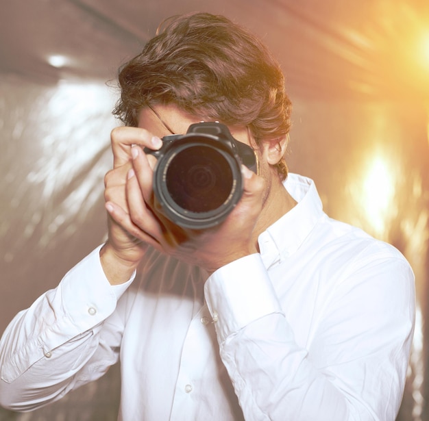 Primer plano de un hombre fotografiando al aire libre
