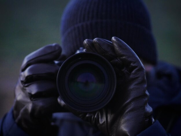 Primer plano de un hombre fotografiando a través de la cámara