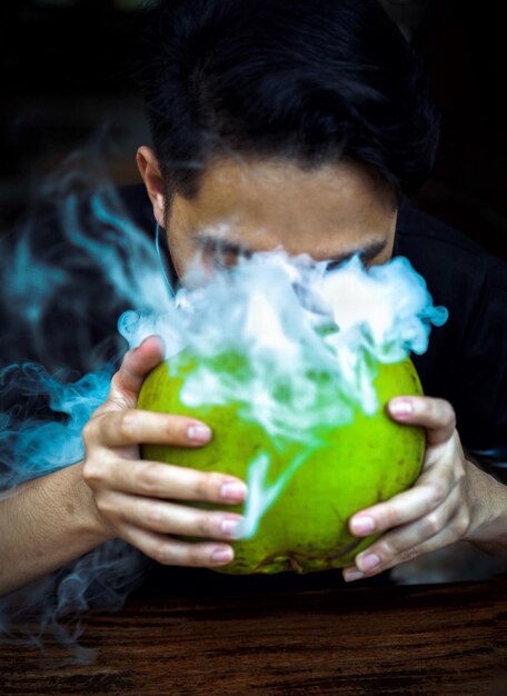 Foto primer plano de un hombre fumando