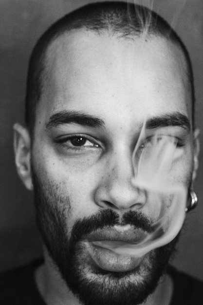 Foto primer plano de un hombre fumando