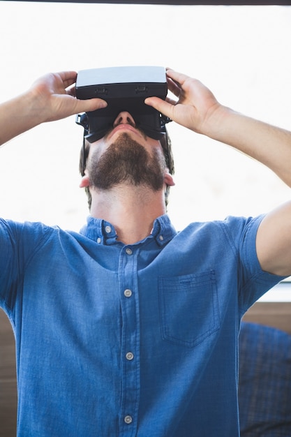 Primer plano del hombre con gafas de realidad virtual