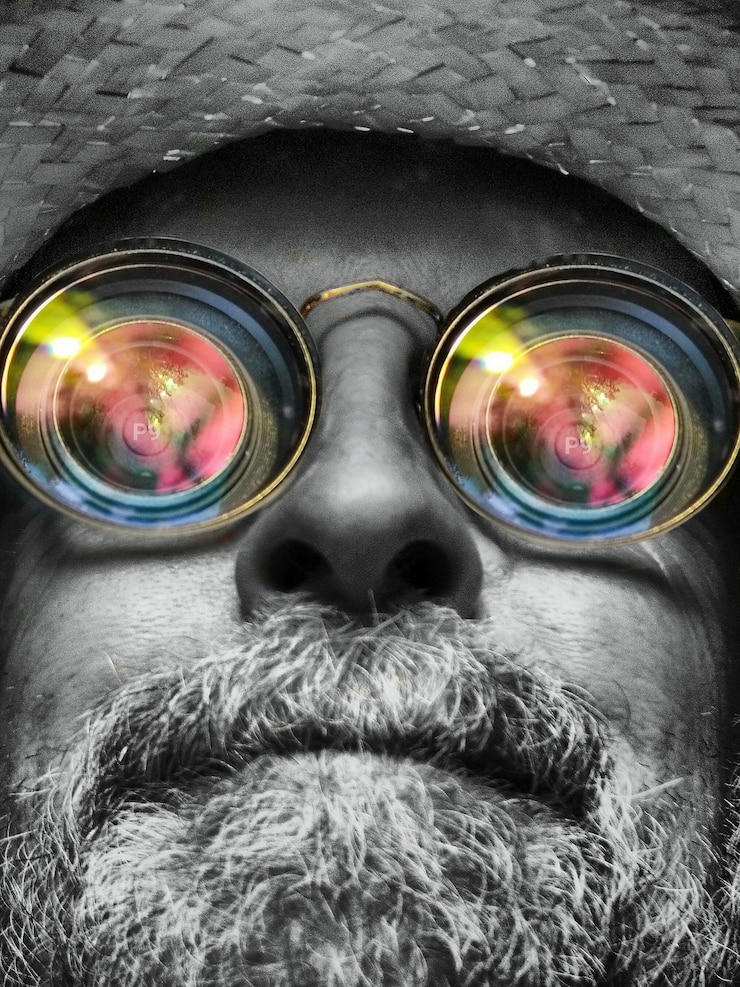 Foto primer plano de un hombre con gafas con reflejo