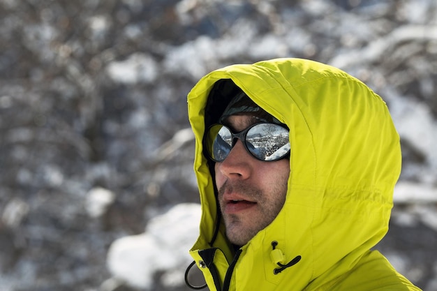 Foto primer plano de un hombre con gafas de sol mientras mira hacia otro lado