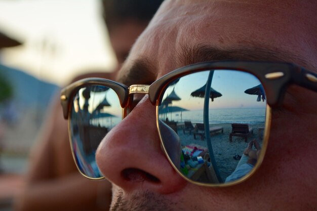 Foto primer plano de un hombre con gafas de sol