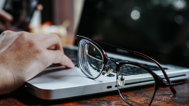 Foto primer plano de un hombre con gafas