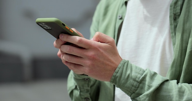 Foto primer plano de un hombre guapo enviando mensajes de texto en su teléfono inteligente retrato de un hombre con gafas usando un teléfono inteligente aplicaciones de redes sociales de personas