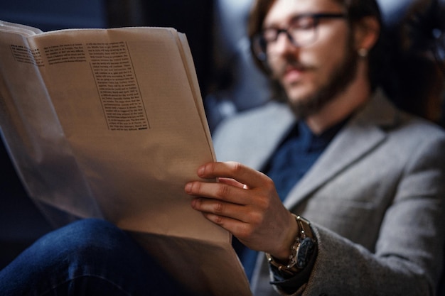 Primer plano, de, un, hombre guapo, lectura, periódico