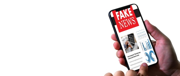 Primer plano de un hombre leyendo noticias falsas en la tecnología de medios de la aplicación de la pantalla del teléfono inteligente en el sitio web Fake Newspaper