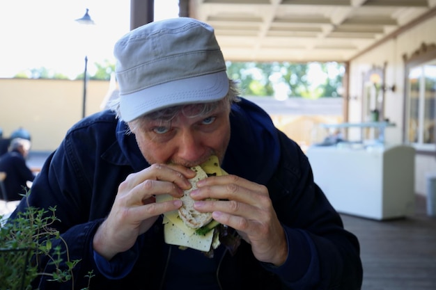 Primer plano de un hombre maduro comiendo comida