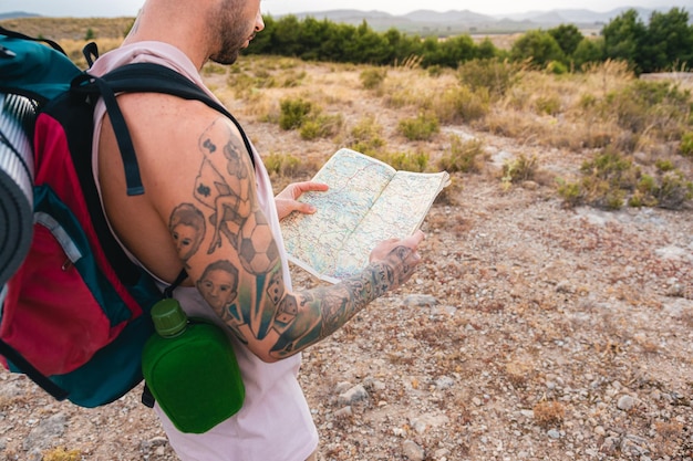 Primer plano de un hombre con un mapa