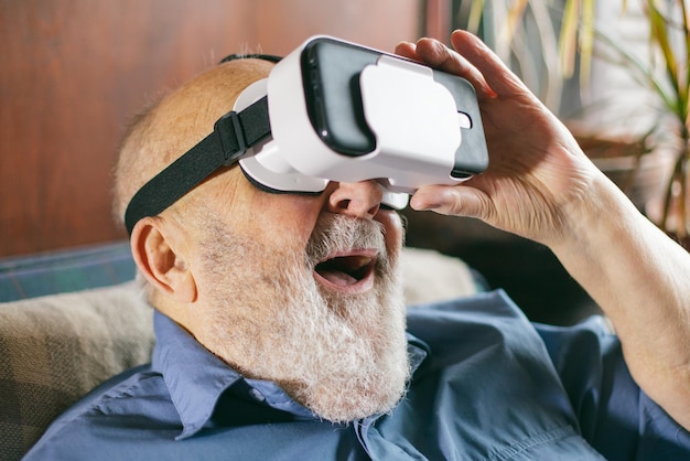 Primer plano de un hombre mayor usando un simulador de realidad virtual