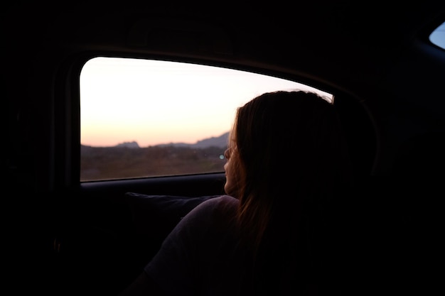 Foto primer plano del hombre mirando por la ventana