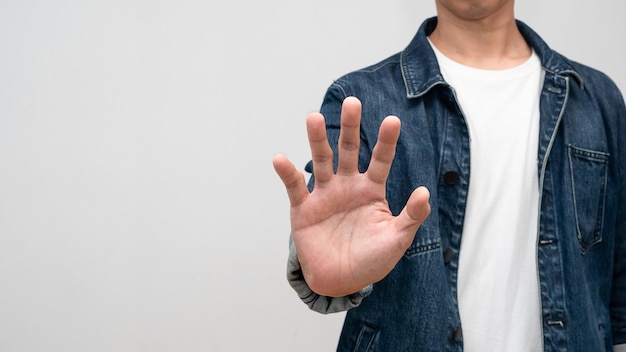 Primer plano hombre mostrar mano parada estudio tiro aislado