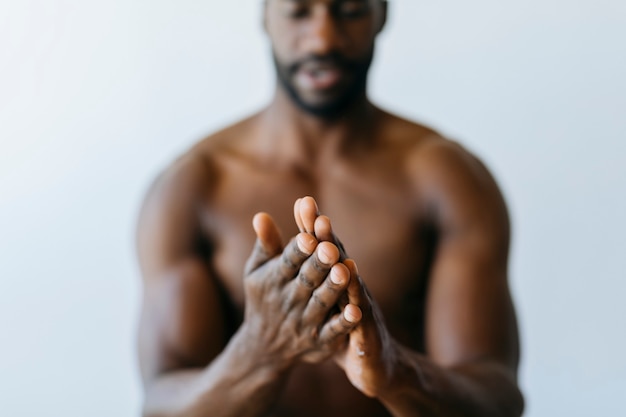 Primer plano de un hombre musculoso en topless