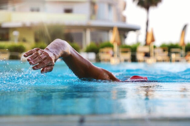 Foto primer plano de un hombre nadando en la piscina