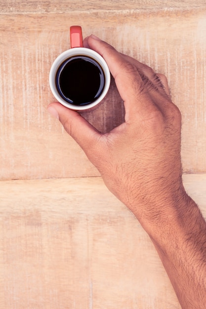 Foto primer plano de hombre de negocios con café negro en la mesa