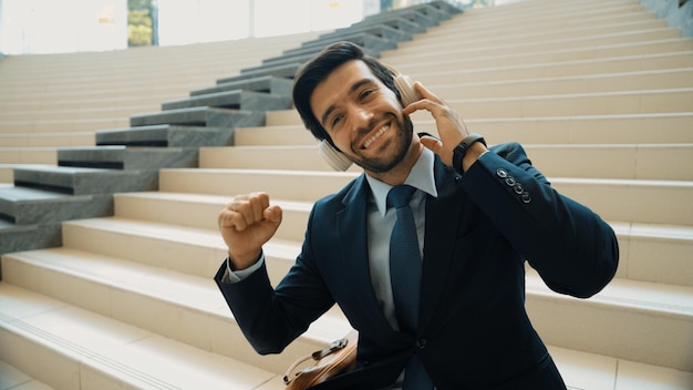 Foto primer plano de un hombre de negocios disfrutando de escuchar música usando auriculares exultante