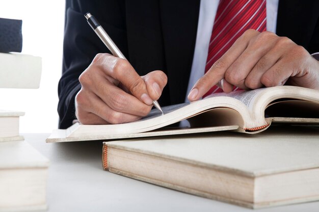 Foto primer plano de un hombre de negocios escribiendo en un libro