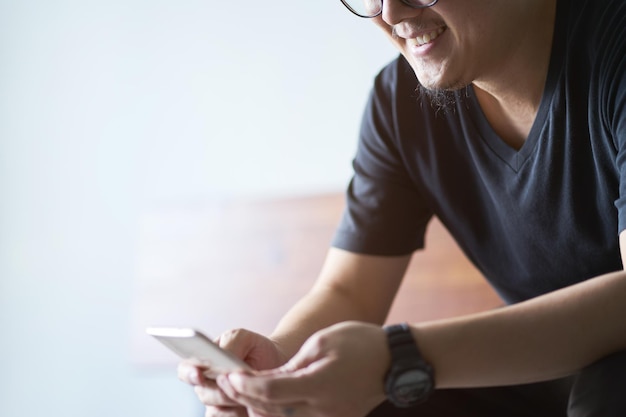 Primer plano de un hombre de negocios feliz usando un teléfono inteligente