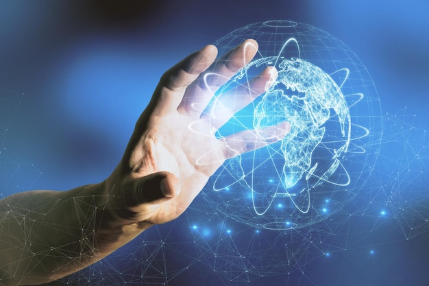 Primer plano de un hombre de negocios con la mano sosteniendo un holograma de globo brillante abstracto en un fondo azul borroso Concepto de datos y ciencia de red digital