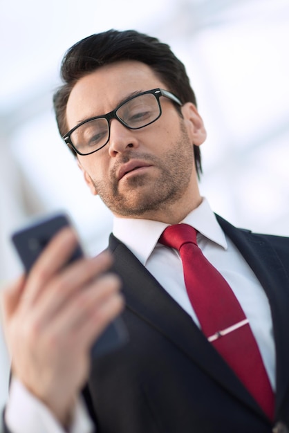 Primer plano de un hombre de negocios moderno y tecnología