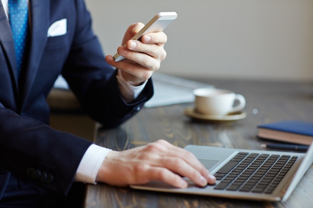 Primer plano de hombre de negocios moderno trabajando en café