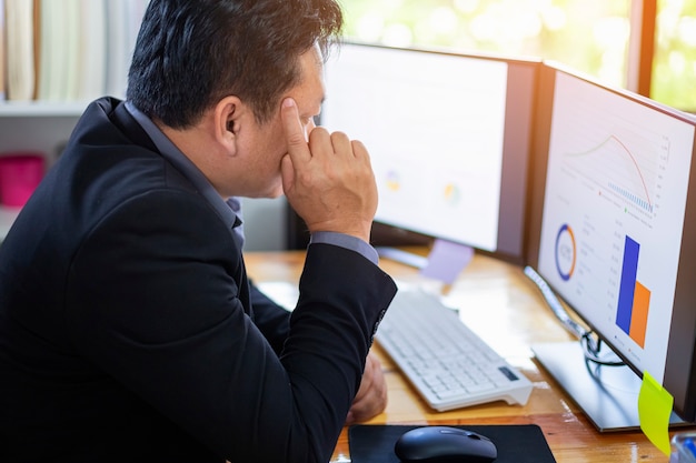 Foto primer plano del hombre de negocios reflexivo