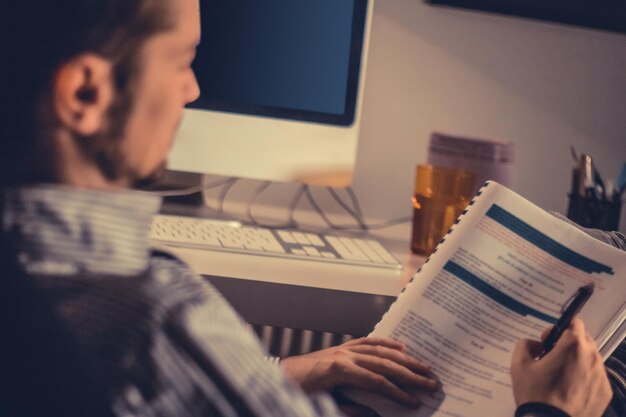 Foto primer plano de un hombre de negocios trabajando en un escritorio