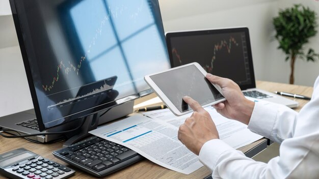 Primer plano de un hombre de negocios usando una tableta digital mientras trabaja en la oficina