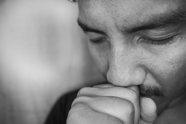 Foto primer plano de un hombre con los ojos cerrados