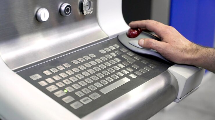 Foto primer plano de un hombre operando una escena de panel de control moderno con teclado y ratón en