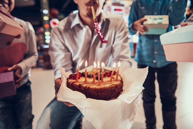 Primer plano de hombre con pastel de cumpleaños con velas