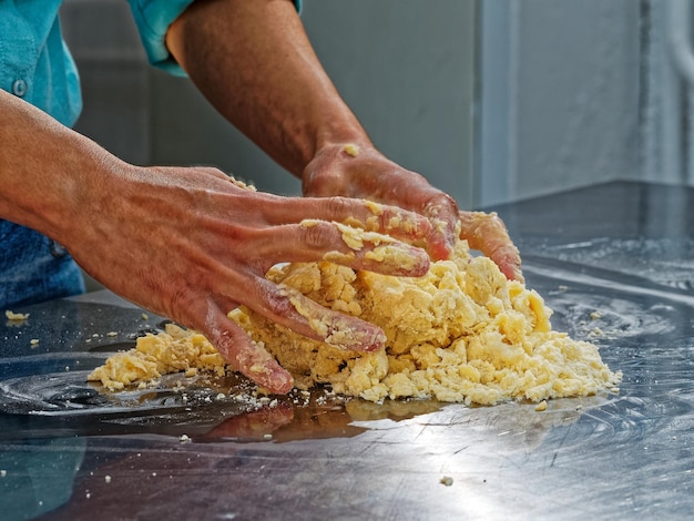 Foto primer plano de un hombre preparando comida en el mostrador de la cocina