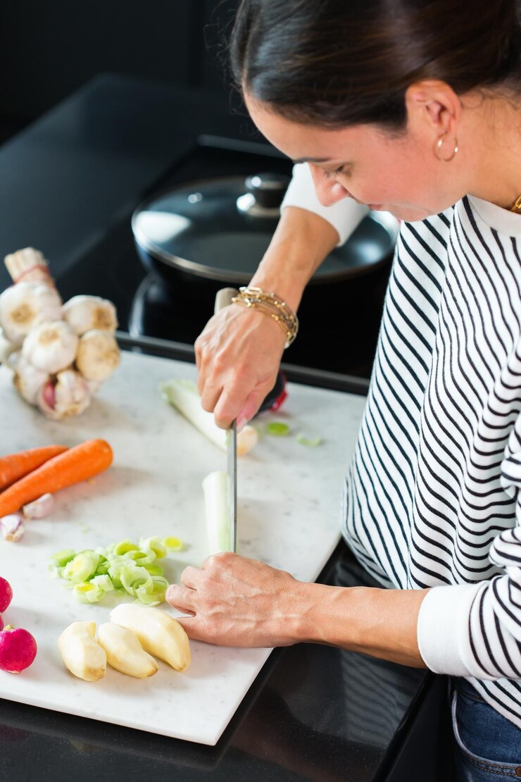 Foto primer plano de un hombre preparando comida
