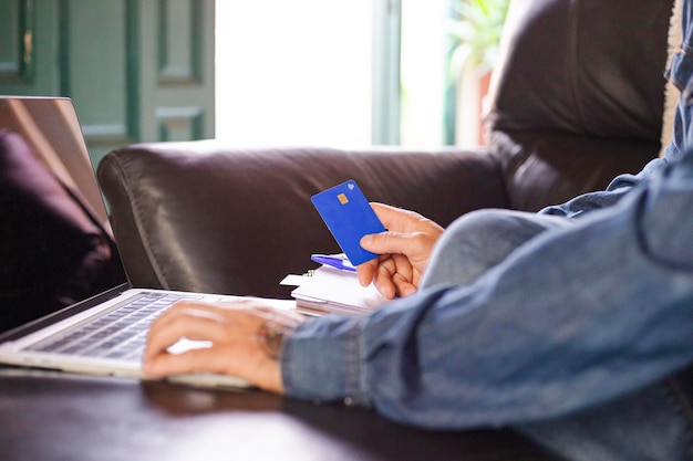 Primer plano de un hombre que compra en línea Pago en línea de bienes o servicios autónomos