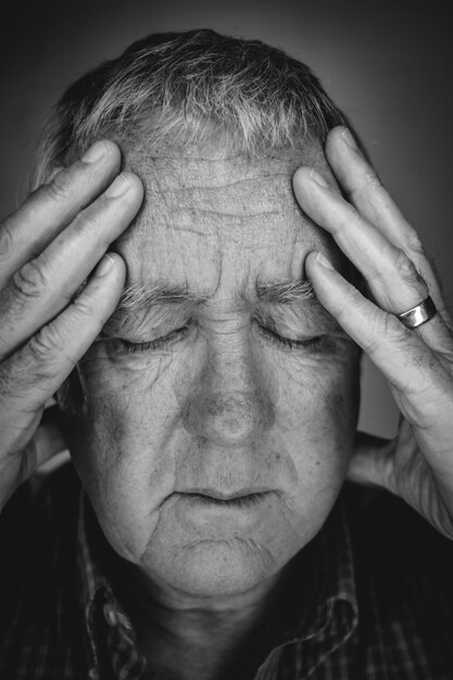 Foto primer plano de un hombre que sufre de dolor de cabeza