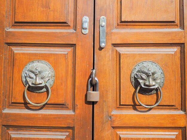 Primer plano de un hombre que toca la puerta.