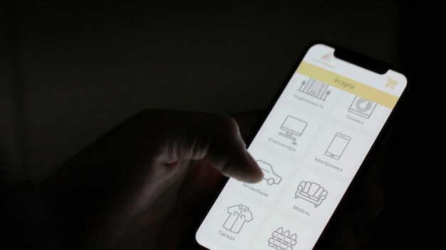 Primer plano de un hombre que usa un teléfono móvil inteligente hipster que usa una pantalla táctil teléfono inteligente manos de cerca