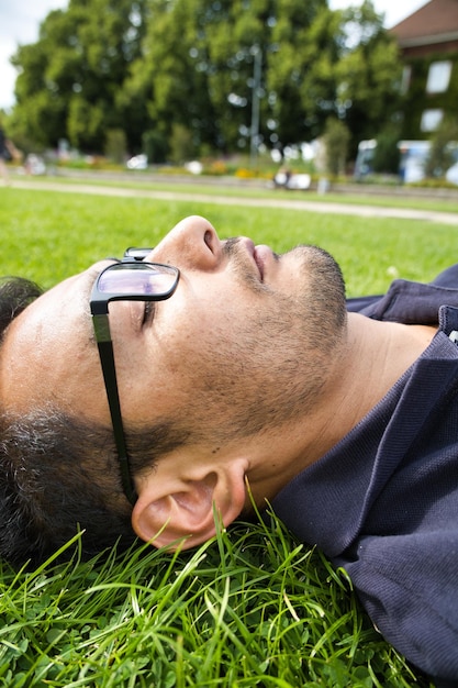 Foto primer plano de un hombre relajándose en la hierba