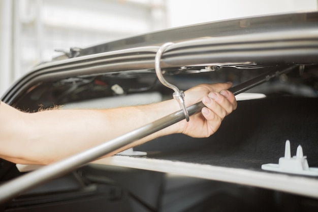Primer plano de un hombre reparando un coche
