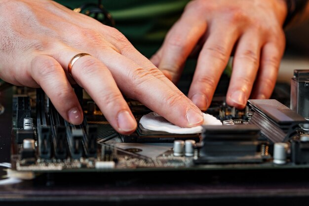 Foto primer plano de un hombre reparando una unidad de sistema informático