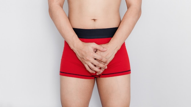 Primer plano de un hombre en ropa interior roja. Problemas de salud masculina y disfunción sexual