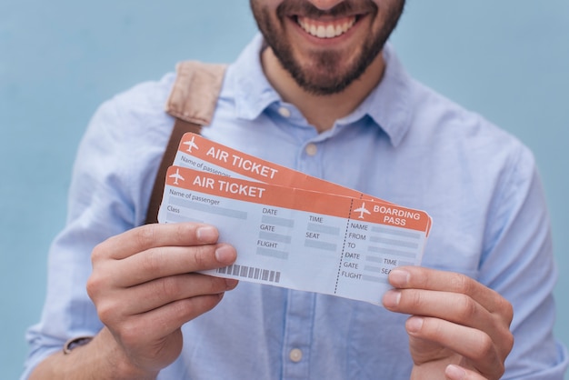 Primer plano, de, hombre sonriente, actuación, boleto aéreo