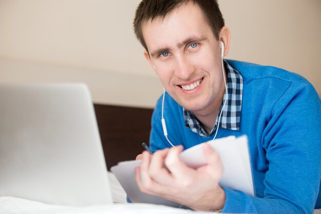 Primer plano de hombre sonriente preparando un informe