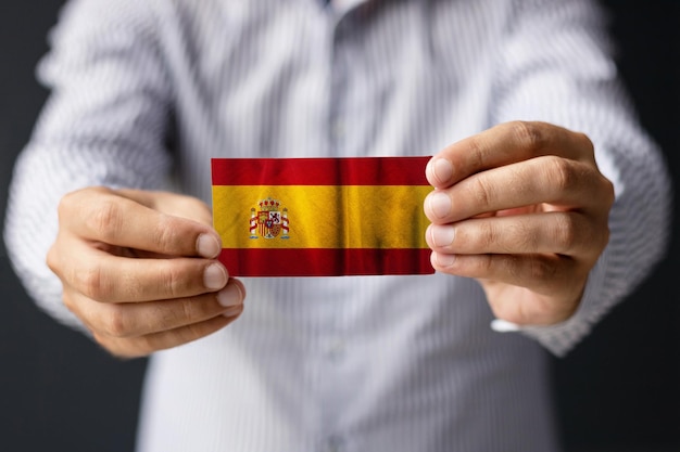 Foto primer plano de un hombre sosteniendo la bandera española