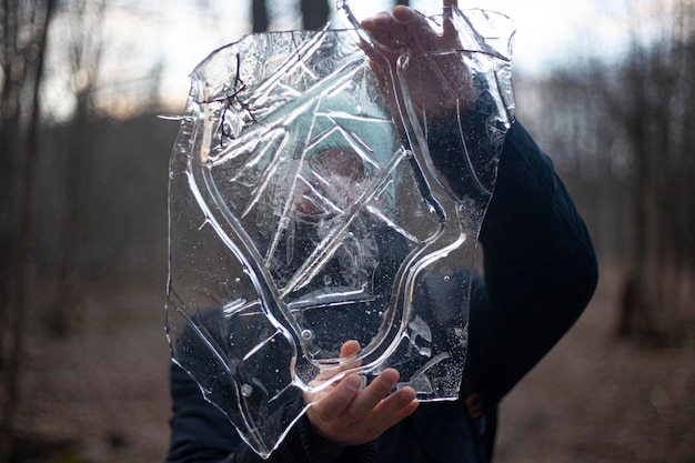 Foto primer plano de un hombre sosteniendo hielo