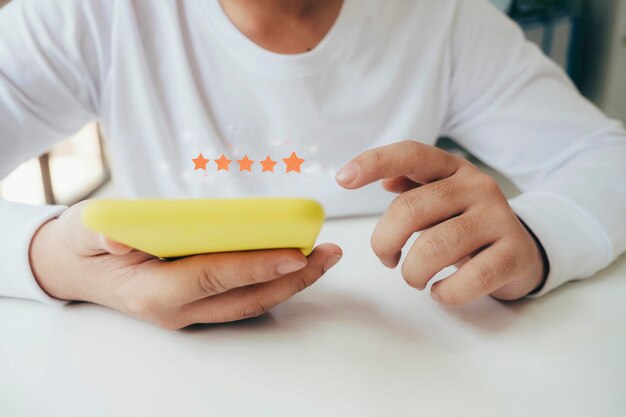 Foto primer plano de un hombre sosteniendo papel