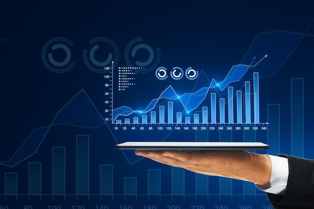 Primer plano de un hombre con un teléfono inteligente en la mano con un gráfico de negocio digital en crecimiento en fondo azul Desarrollo de la estrategia de negocio y plan de crecimiento