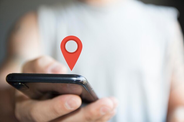 Foto primer plano de un hombre con un teléfono móvil