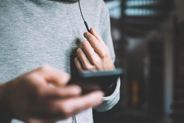 Primer plano de un hombre con un teléfono